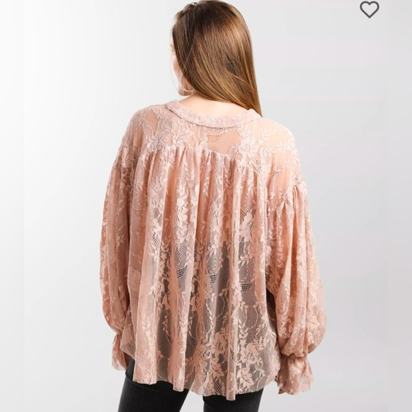 Gimmick Lace Top. - Picture 3 of 10